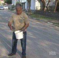 Роден пенсионер открил вещество за запълване на уличните дупки, по-здраво от асфалт