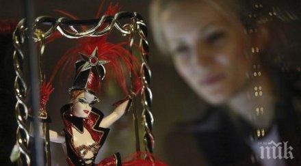 бизнесмен сингапур пристрастен куклите барби събра 000 бройки