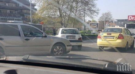 невиждано зарязаха кола насред булевард снимки