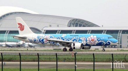 самолет китайска авиокомпания кацна принудително заради инцидент борда