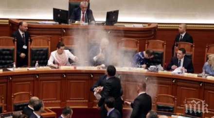 балкански страсти мятаха яйца брашно албанския премиер парламента видео снимки