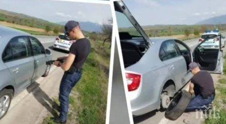 хит нета полицай помага момичета сменя гумата кола