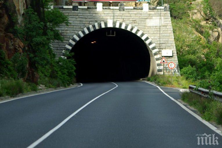 ВАЖНО ЗА ШОФЬОРИТЕ! Движението по пътя Симитли – Кресна в района на Кривия тунел се извършва в една лента