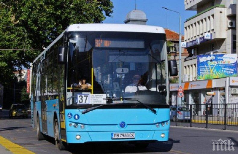 Скандално! Шофьор на автобус в Пловдив се вбеси, че пенсионерка пътувала една спирка