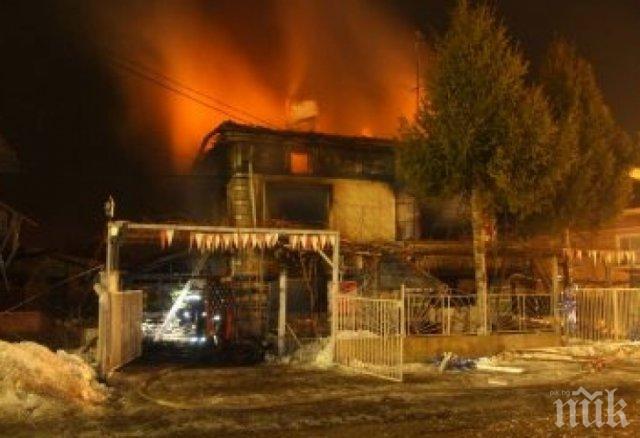 Двуетажна къща в Извор изгоря като факла, собственикът се размина на косъм