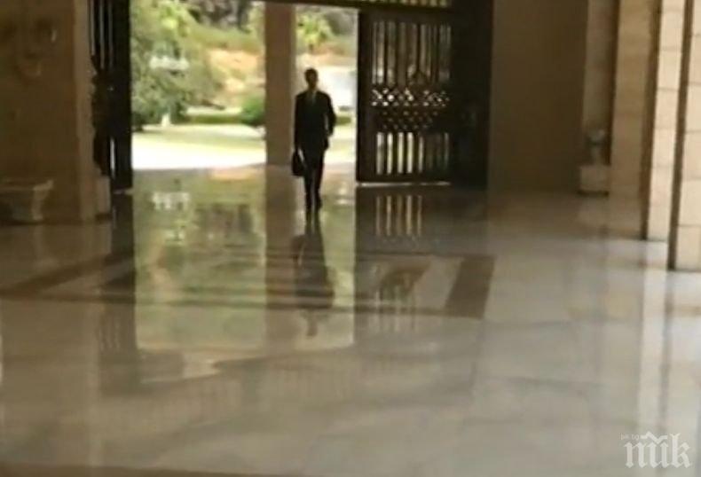 СЛЕД УДАРИТЕ! Спокойният Асад отиде на работа с куфарче в ръка (ВИДЕО И СНИМКИ) 