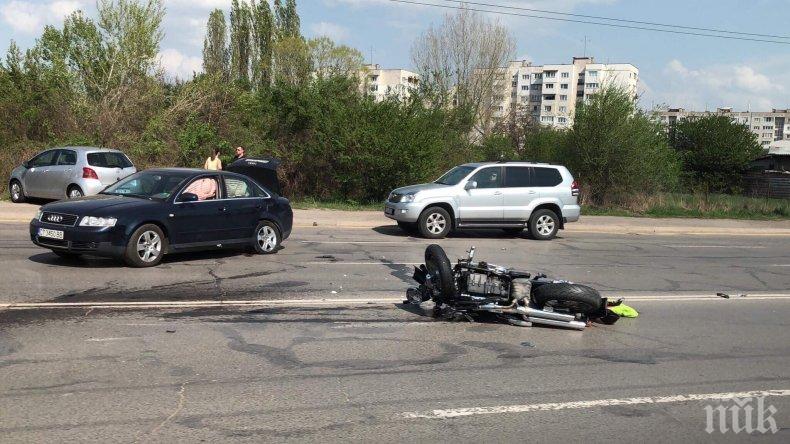 ПЪРВО В ПИК! Адска катастрофа в София - моторист е ранен в кърваво меле (ВИДЕО/СНИМКИ/ОБНОВЕНА)