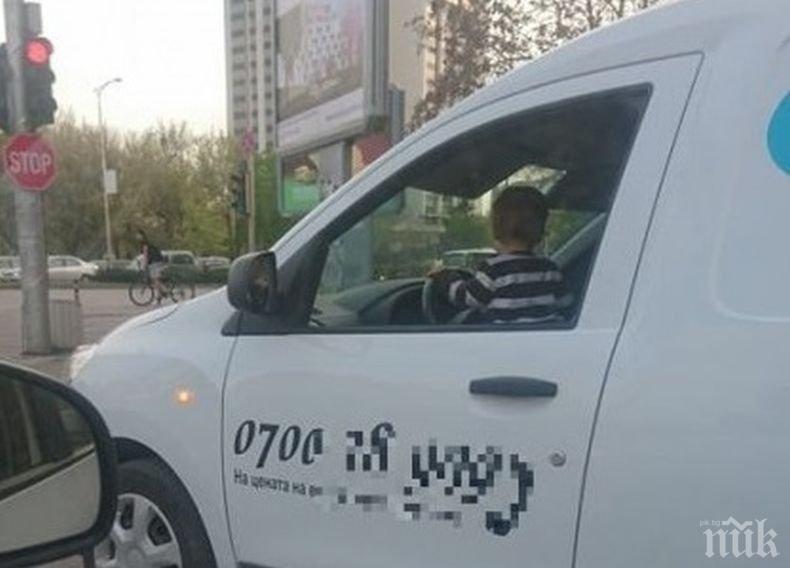 Наказаха шофьор, возил дете в скута си