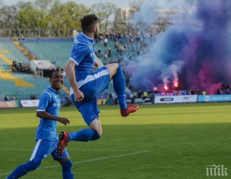 Секси блондинка вдъхновява Серджиу Буш (СНИМКА)