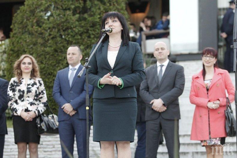 Караянчева заведе депутати на празника на Сандански

 