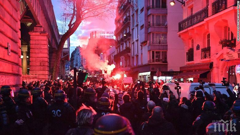 Арести и ранени във Франция при антиправителствени протести