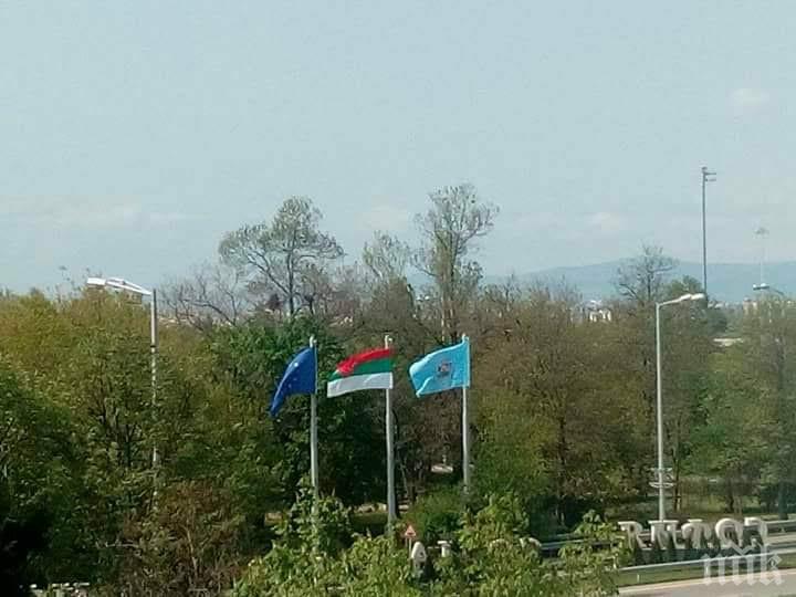 СИГНАЛ ДО ПИК! Българското знаме на летище София - обърнато като за война? (СНИМКА)