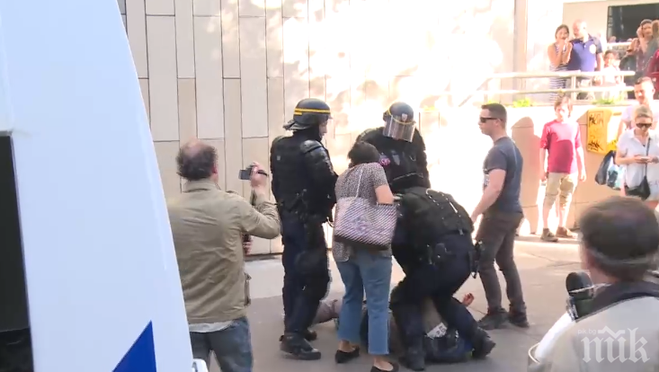 7 полицаи са ранени при ожесточени сблъсъци в Париж