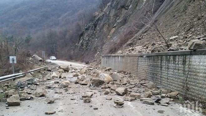 ОПАСНОСТ! Камъни падат край Сливен 