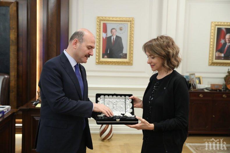 Първо в ПИК! Посланик Надежда Нейнски с ценен подарък от външния министър на Турция (СНИМКИ)