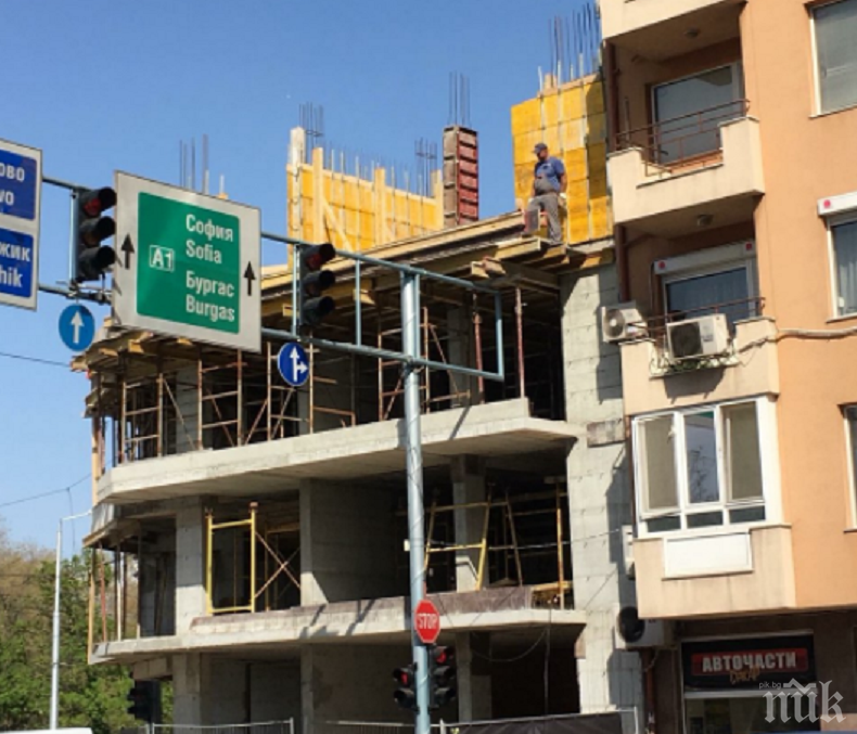 Пловдив не спира да учудва с гениални строителни решения! Светофар стана част от кооперация (СНИМКИ)