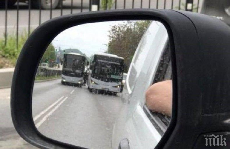 ИЗВЪНРЕДНО! Два автобуса се удариха в Пловдив (СНИМКА)