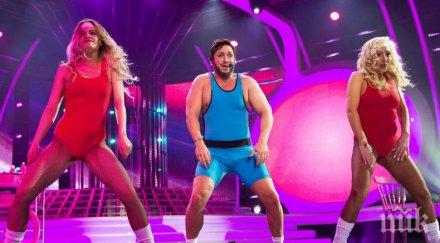 пак нагласено коцето печели две капки вода