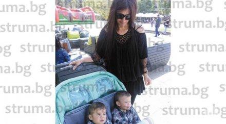 майка близнаци преживя кошмар бебешка кошарка отряза пръста едногодишното дете