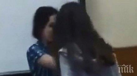 седмокласничка бие скубе заплашва съученичка целият клас гледа снима шокиращо видео