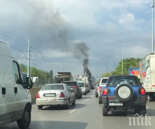 ОТ ПОСЛЕДНИТЕ МИНУТИ! Кола се запали на бул. България в София