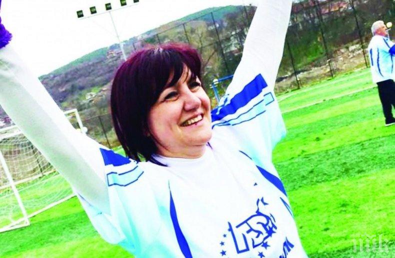 САМО В ПИК И РЕТРО! Цвета Караянчева готви мекици на внучката и я учи на ръченица (УНИКАЛНИ СНИМКИ)