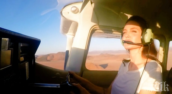 ХОБИ! Анджелина Джоли пилотира самолет над пустинята на Намибия