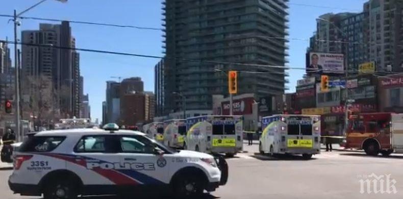Кървав ад! Девет загинали и 16 ранени след врязването на микробус в пешеходци в Торонто