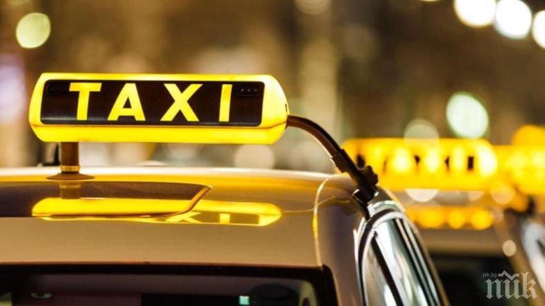 Такси се преобърна след катастрофа в центъра на Сливен