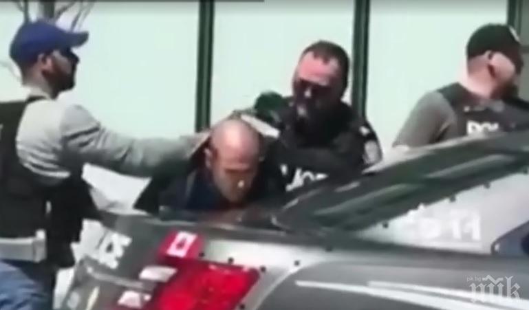 ПЪРВО В ПИК! ВИДЕО показва драматичния арест на шофьора на буса в Торонто (СНИМКИ)