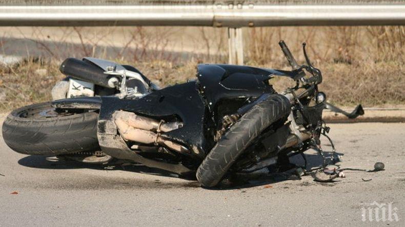 ЗРЕЛИЩНО! Моторист без книжка предизвика меле, 17-годишна изхвърча край пътя