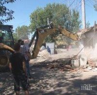 Бутат незаконни постройки в циганското гето в 