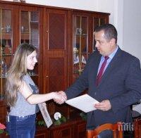 ПОХВАЛНО! Три момичета от Търговище намериха и предадоха в полицията изгубен портфейл