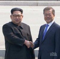 ЕКСКЛУЗИВНО! Лидерите на Северна и Южна Корея си стиснаха ръцете (ВИДЕО/СНИМКИ)