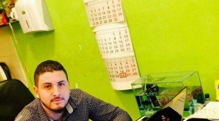 млад мъж голямо сърце дава колите безплатно абитуриенти