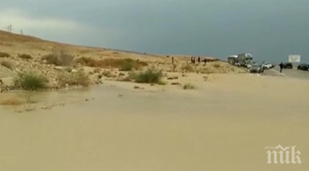 катаклизъм двама загинаха наводнение… пустинята