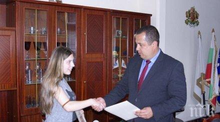 похвално три момичета търговище намериха предадоха полицията изгубен портфейл