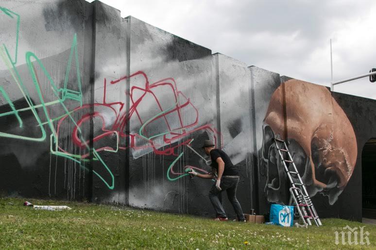 Ударно чистят графити в София