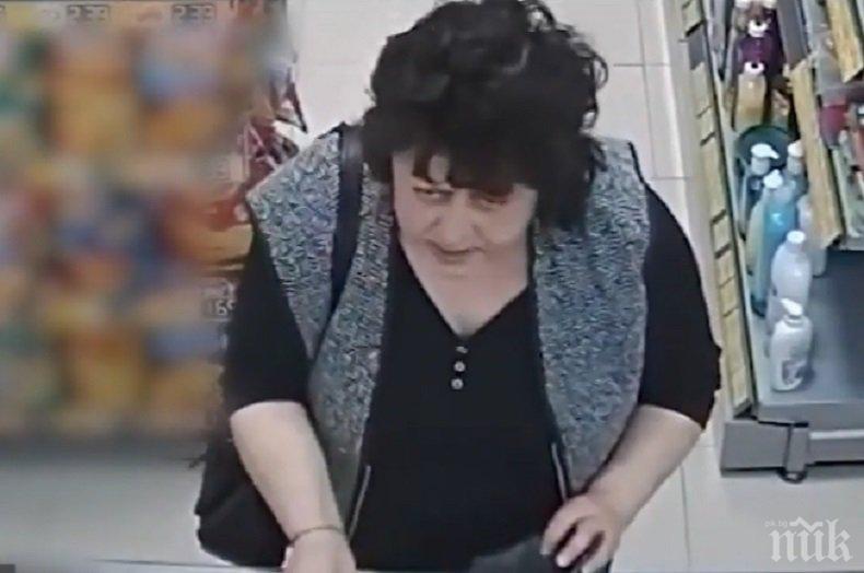 ХВАНАТА В КРАЧКА! Жена лъже продавачки, че не й връщат ресто (ВИДЕО)