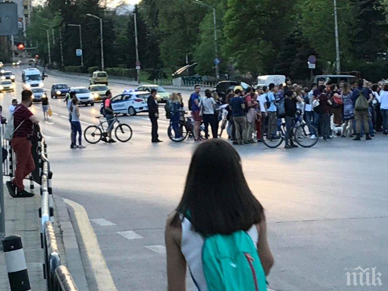 ИЗВЪНРЕДНО В ПИК TV! Стотици софиянци блокираха ключов булевард в Лозенец (СНИМКИ)