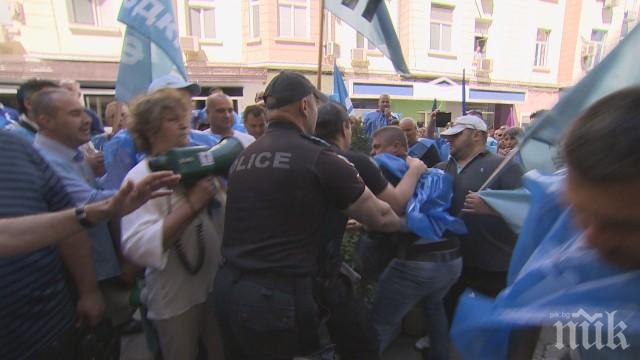Сблъсък между миньори и полицаи на протеста в София 
