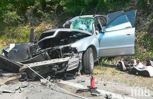 КАСАПНИЦАТА В БУРГАСКО! Куриерът на „Спийди” Георги Христов изпуснал волана, а скоростта му е била много над позволените 80 км/ч (СНИМКИ 18+)