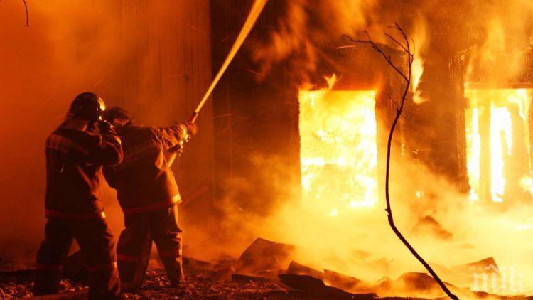 Поне 10 са жертвите на пожар в нелегален нефтен кладенец в Индонезия отне живота 