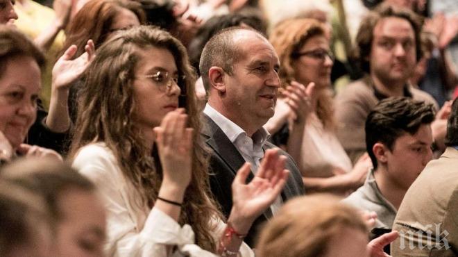 ЗВЕЗДА НА СЦЕНАТА! Президентската щерка атакува драматичен театър! Дарина се бори за злато от ученически фест