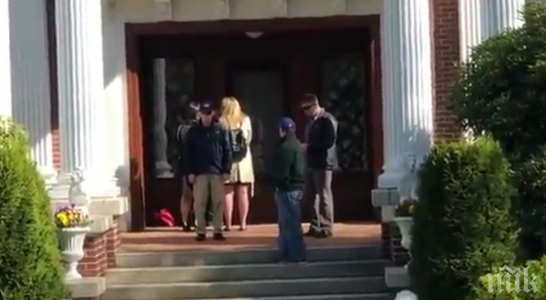 Властите в САЩ разбиха вратата на резиденцията на руския консул в Сиатъл (ВИДЕО) 