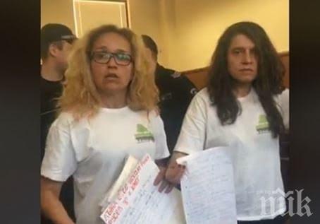 СЪДЕБЕН ТРЕНД! Кметицата Иванчева се появи в съда с тениска на Зелените