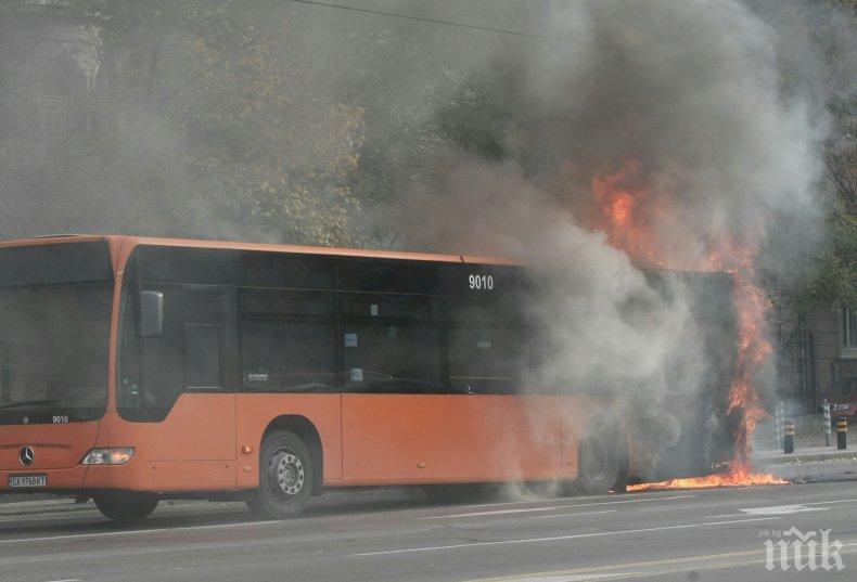 ИЗВЪНРЕДНО В ПИК TV! Запали се автобус от градския транспорт в София!