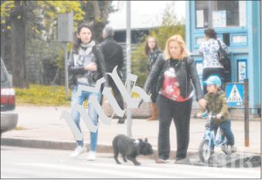 САМО В ПИК И РЕТРО! Лора Крумова пълнее от стрес - водещата едва се побира в широки анцузи на разходка със сина си (ПАПАРАШКИ СНИМКИ)

