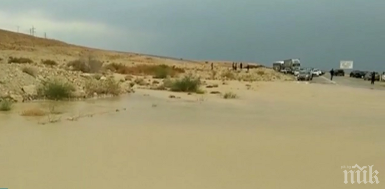 КАТАКЛИЗЪМ! Двама загинаха при наводнение… в пустинята