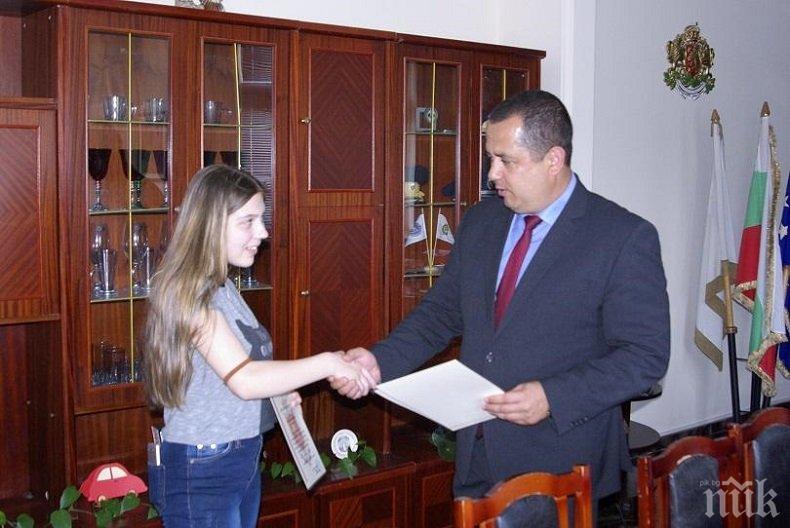 ПОХВАЛНО! Три момичета от Търговище намериха и предадоха в полицията изгубен портфейл